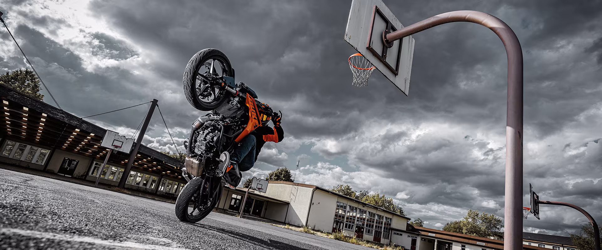 PHO BIKE DET MY24 KTM DUKE 125 ACTION 1 SALL AEPI V1.jpg