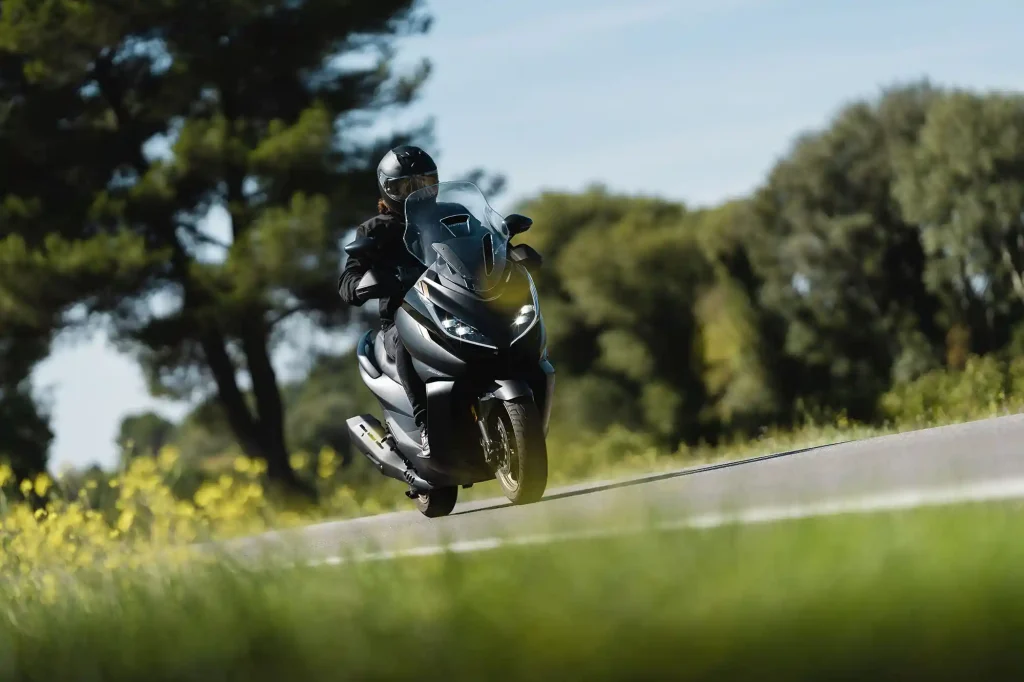 Zontes 125 E : Le scooter 125 qui change la donne Zontes 350 E Visuel2