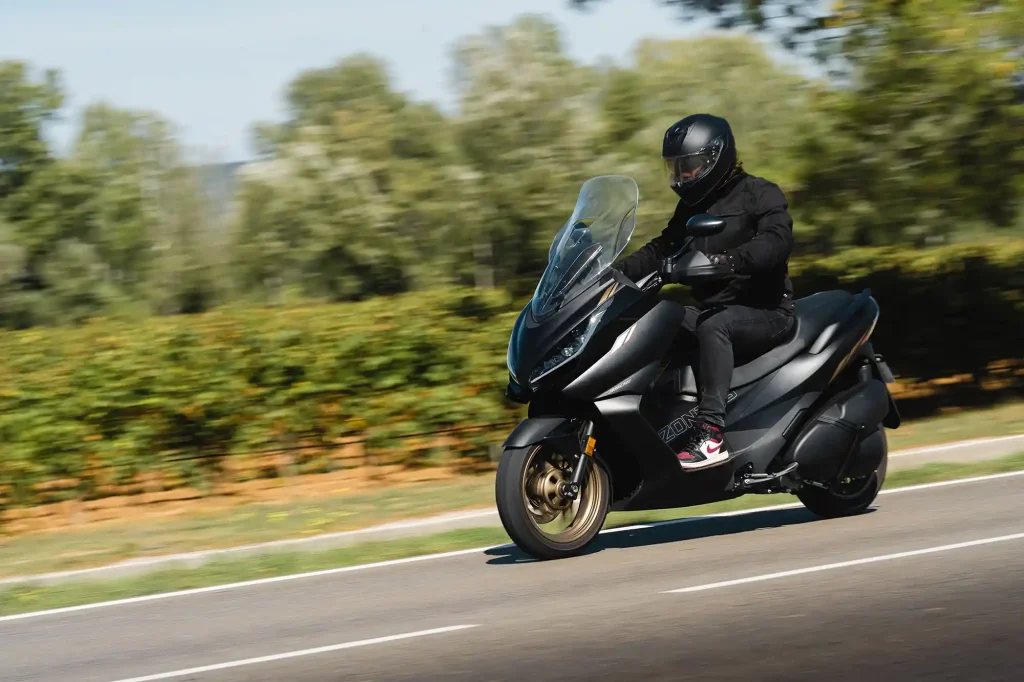 Zontes 125 E : Le scooter 125 qui change la donne Zontes 350 E Visuel5