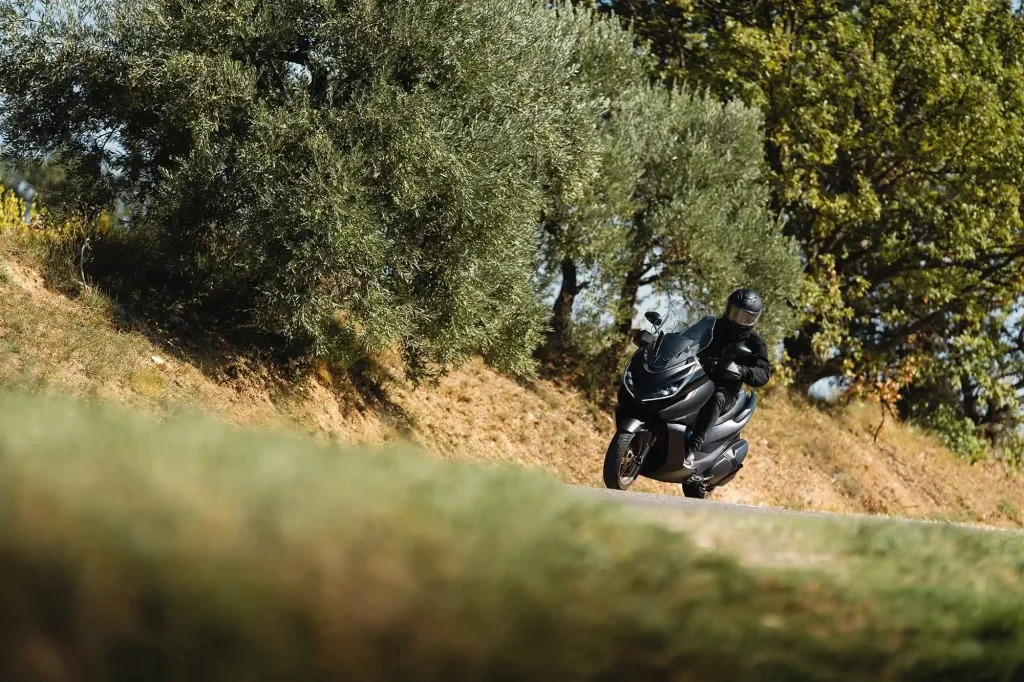 Zontes 125 E : Le scooter 125 qui change la donne scooter 125 zontes E