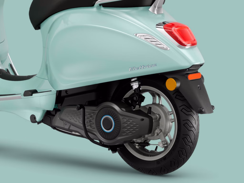 Vespa Elettrica : le scooter électrique qui fait rêver ! Vespa Primavera Elettrica 45 Verde Amabile WallImg 1920x1440 sella motore 2