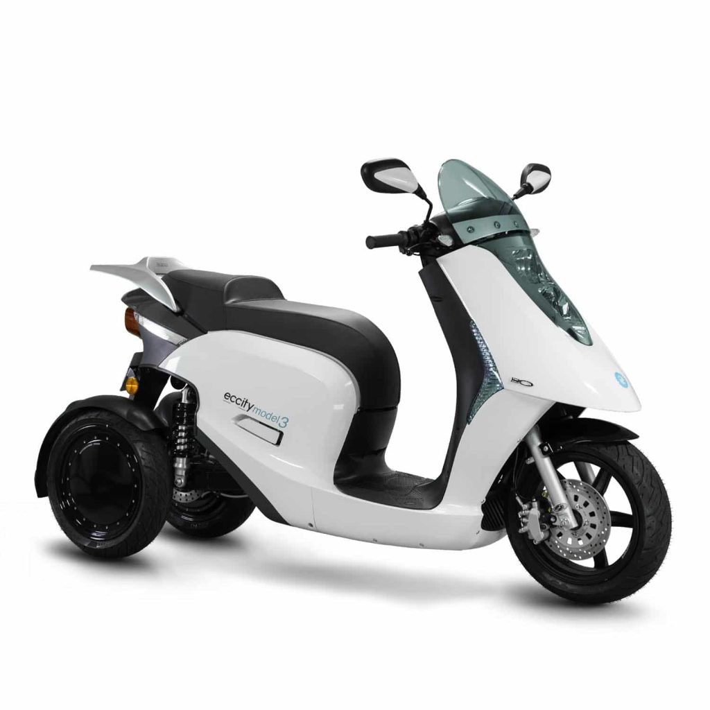Top 5 Scooters Électriques 3 Roues 125 – Lequel Choisir ? eccity model 3 blanc trois quart face droit