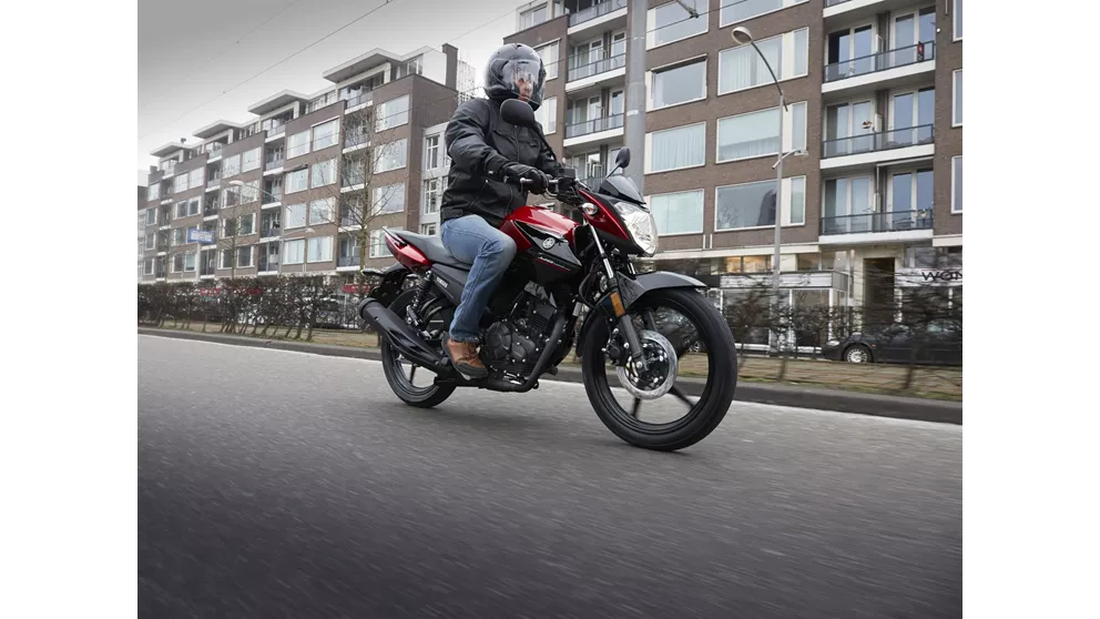 Yamaha YS 125 : La moto 125cc idéale pour débuter ? 001 637121826152801479