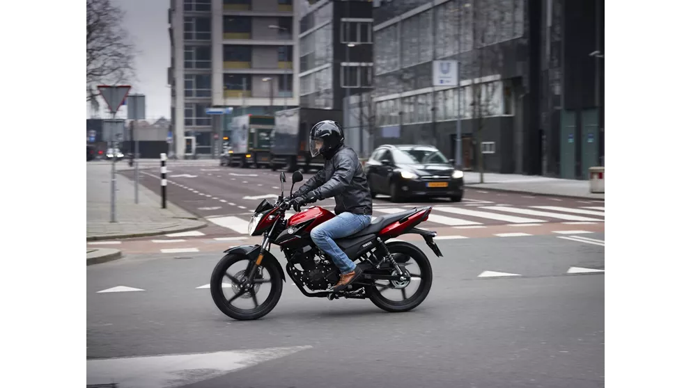 Yamaha YS 125 : La moto 125cc idéale pour débuter ? 007 637121826170602577