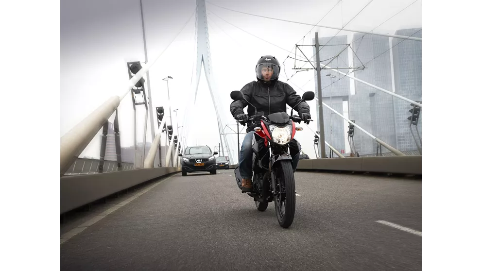 Yamaha YS 125 : La moto 125cc idéale pour débuter ? 008 637121826173472658