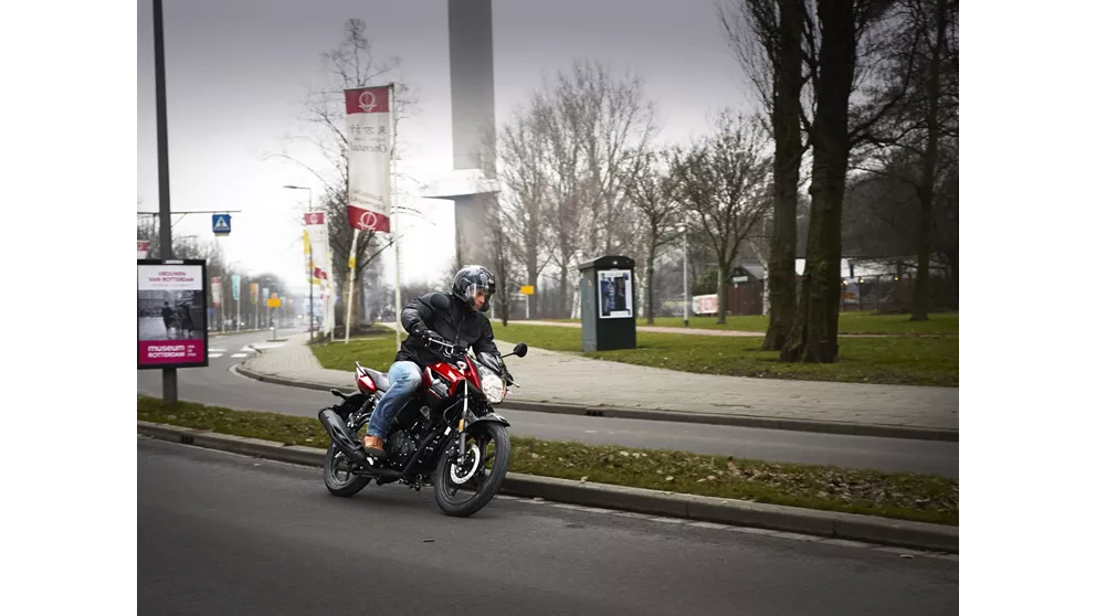 Yamaha YS 125 : La moto 125cc idéale pour débuter ? 009 637121826176392864