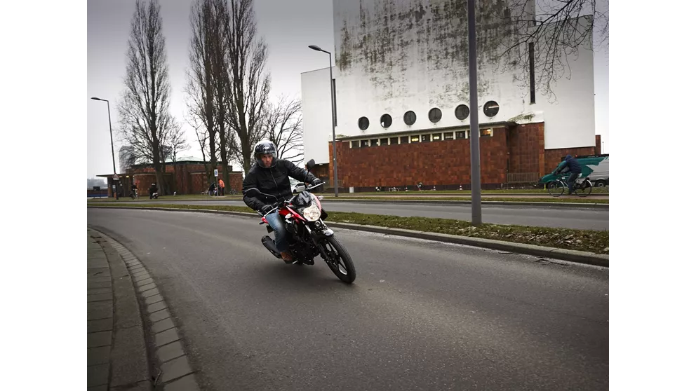 Yamaha YS 125 : La moto 125cc idéale pour débuter ? 010 637121826179683573