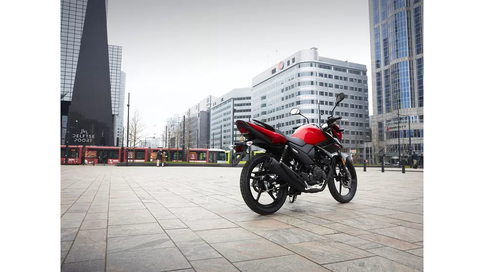 Yamaha YS 125 : La moto 125cc idéale pour débuter ? 017 637121826200594220