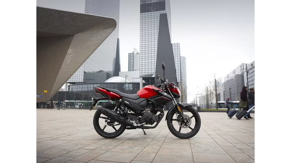 Yamaha YS 125 : La moto 125cc idéale pour débuter ? 018 637121826203774385