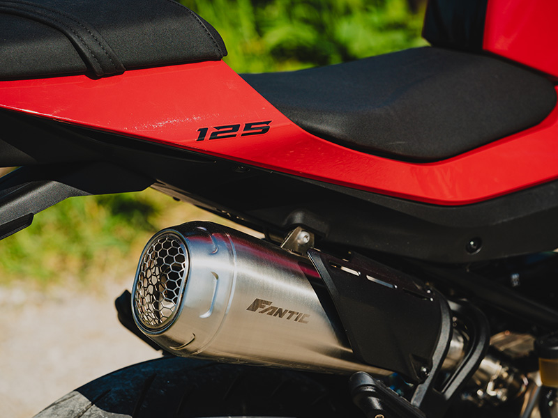 Fantic Stealth 125 : la 125cc au look ravageur qui envoie du lourd 2d61cfad5b5349c78b0df2001c8b94fe