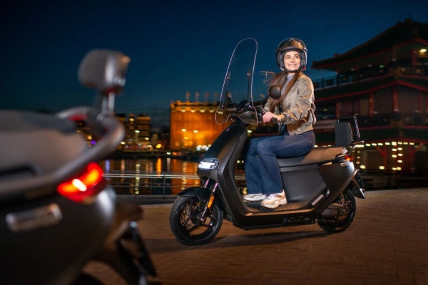 Segway E300SE : le scooter électrique 125 qui bouscule la ville Segway E300SE