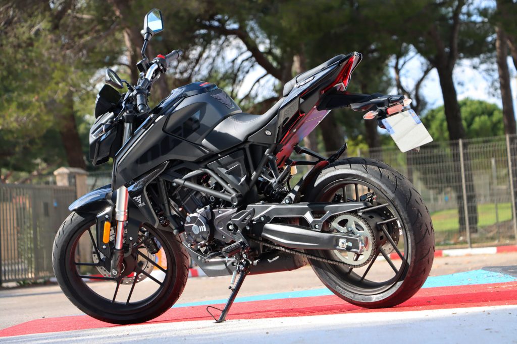 Voge 125R : Le Roadster Chinois Qui Défie les Grandes Marques VOGE 125R E5stat web 5994