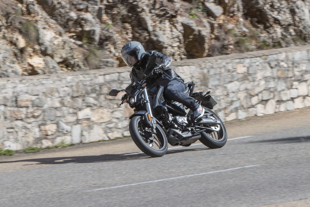 Voge 125R : Le Roadster Chinois Qui Défie les Grandes Marques VOGE R125 action E5 HD 6035