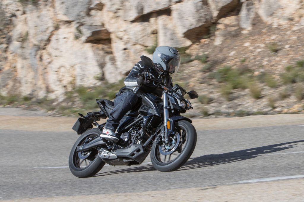 Voge 125R : Le Roadster Chinois Qui Défie les Grandes Marques VOGE R125 action E5 HD 6180