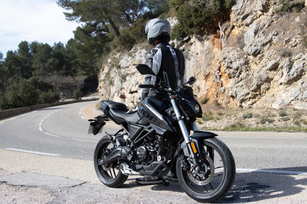 Voge 125R : Le Roadster Chinois Qui Défie les Grandes Marques VOGE R125 amb E5HD 6230