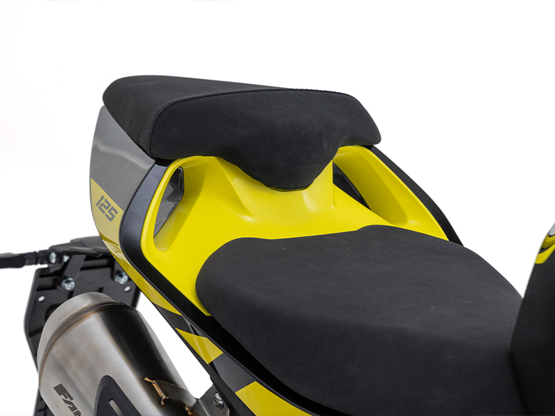 Fantic Stealth 125 : la 125cc au look ravageur qui envoie du lourd e81138cd29b74a46a3e94d1fc3317cdb