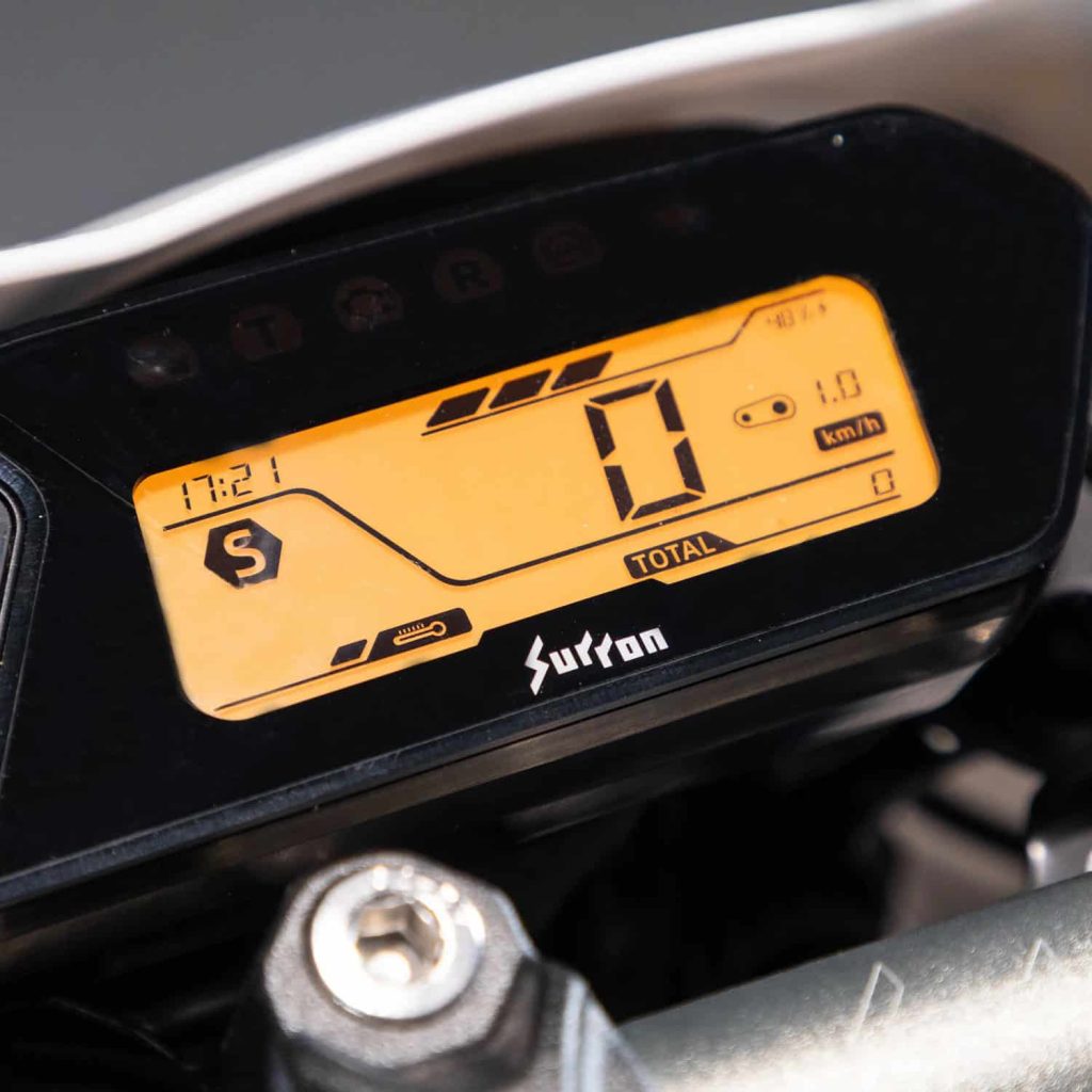 Sur-Ron Ultra Bee 2025 : Test, Prix & Avis Complet sur ron ultra bee compteur gros plan