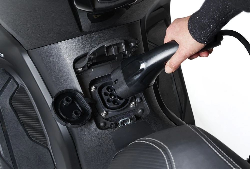 Pink Blast : Test complet du scooter électrique 125 français pink blast chargeur