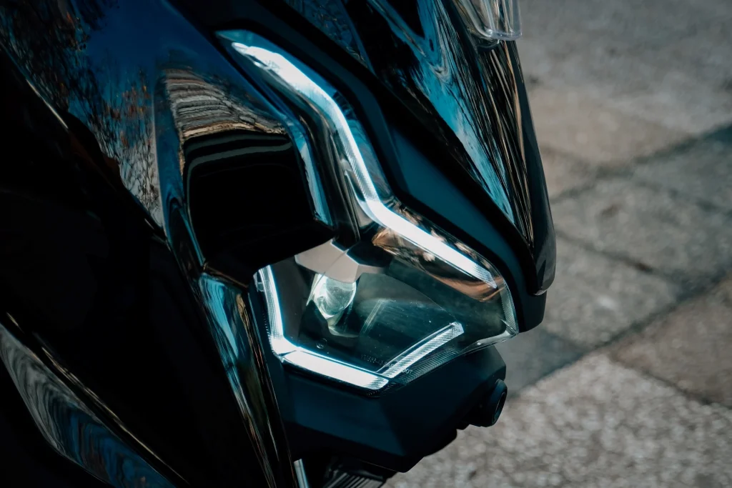 Pink Blast : Test complet du scooter électrique 125 français pink blast face avant scooter