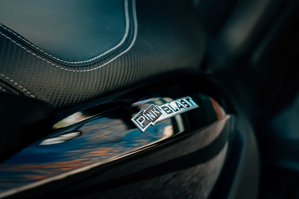 Pink Blast : Test complet du scooter électrique 125 français pink blast logo scooter