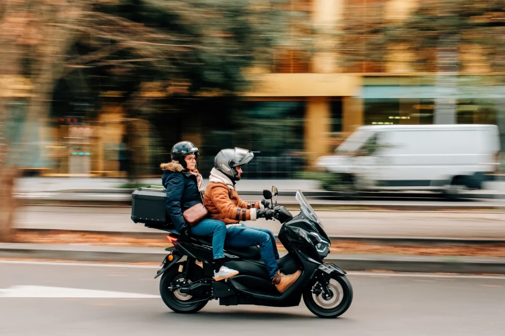 Pink Blast : Test complet du scooter électrique 125 français scooter electrique pink 125 paris